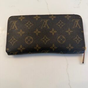 Authentic Louis Vuitton Zippy Wallet